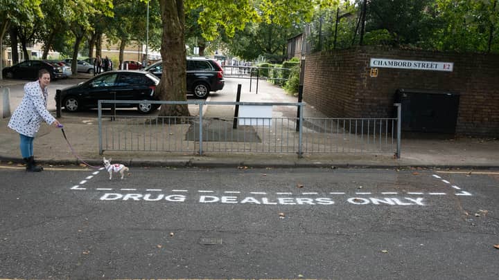 街头艺术家创建了“仅毒品交易者”区域，以迫使警察采取行动“width=