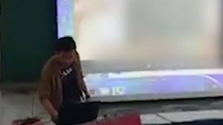 当老师播放错误的视频时，教室里充满了震惊的学生