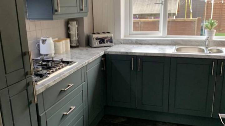 女人用油漆和乙烯基改造厨房，只需120英镑
