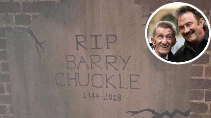 Paul Chuckle Slams Club为使用Barry's Grave的复制品作为万圣节装饰