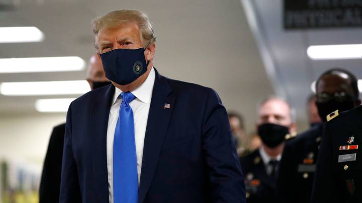 唐纳德·特朗普终于在公共场合戴着口罩