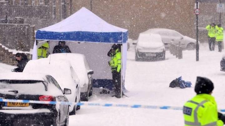 一名老人在暴风雪中被发现死在汽车下面