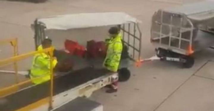 曼彻斯特机场誓言在抓住损坏行李后摇摆在行李搬运机上