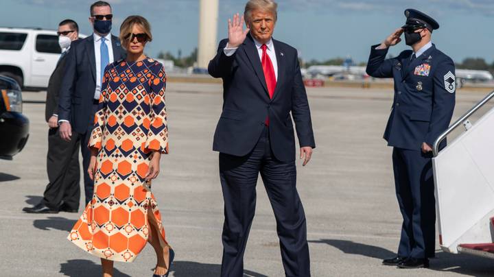 梅拉尼亚·特朗普（Melania Trump）与唐纳德（Donald）登陆佛罗里达州后“width=