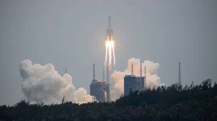 中国火箭在重新进入地球时休息
