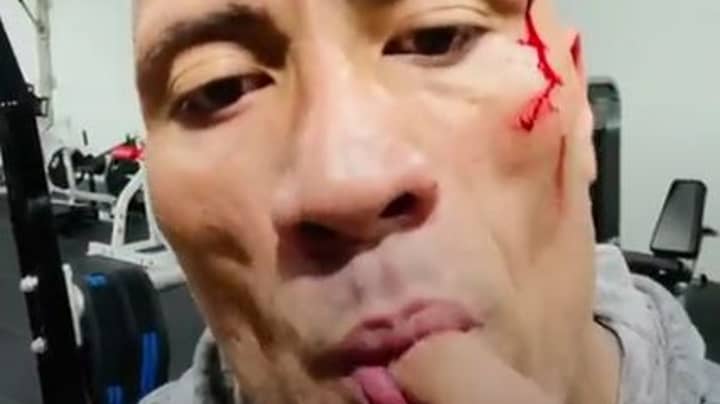 在体育馆事故发生后，岩石在视频中品尝了自己的血液