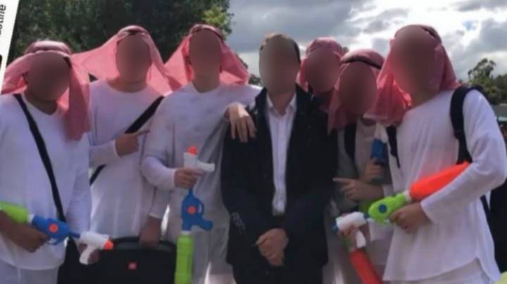 澳大利亚高中在学生打扮成“恐怖分子”之后道歉