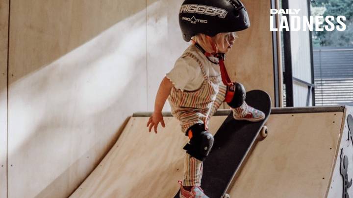 这个两岁的女孩已经是滑冰，冲浪和滑雪板“width=