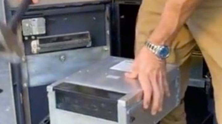 LADS购买旧的ATM机，并在里面找到2,000美元