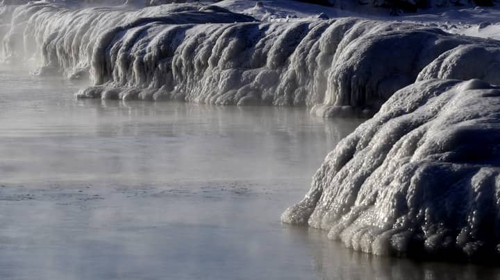 密歇根湖已冻结，随着美国的温度达到-40c