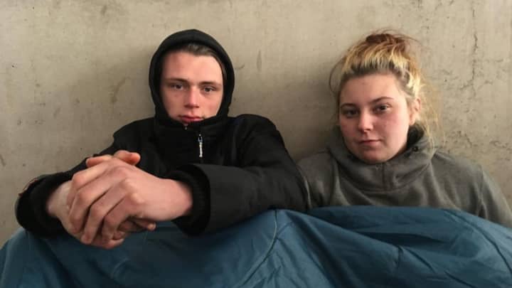 年轻无家可归的夫妇揭示了他们在暴风雨中如何生存