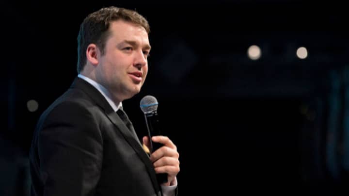 杰森·曼福德（Jason Manford）回应假装他在Tinder上的人