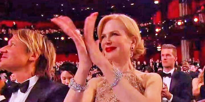 妮可·基德曼（Nicole Kidman）用她的怪异拍手在奥斯卡颁奖典礼上偷了演出