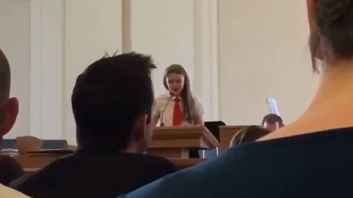 十二岁的女孩在教堂里出来，但被要求坐下