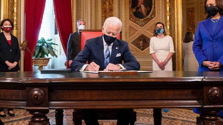 Joe Biden签署行政订单推翻唐纳德特朗普的争议政策