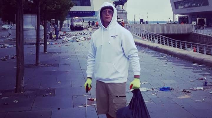 利物浦球迷志愿者在庆祝活动后帮助清理