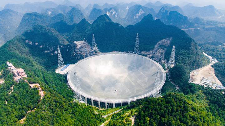 中国巨型FAST望远镜首次发现