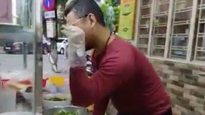 越南警察在模仿盐Bae后被越南警察召唤的牛肉面条卖家