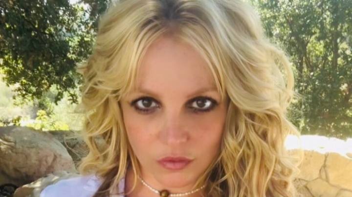 布兰妮·斯皮尔斯（Britney Spears）提出正式请愿书，将她的父亲撤职担任保护