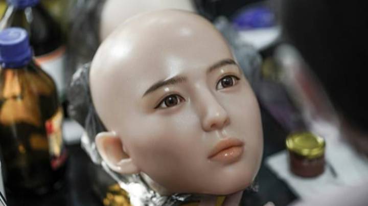 在中国工厂制造智能性别机器人