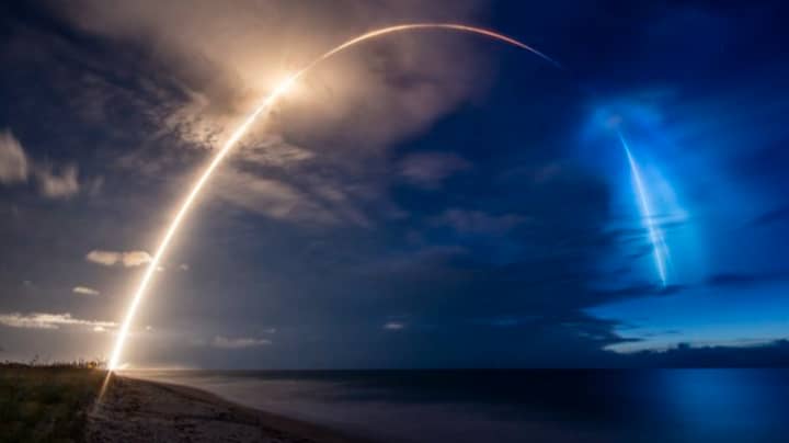 Spacex的Starlink发射留在天空中的惊人彩虹云