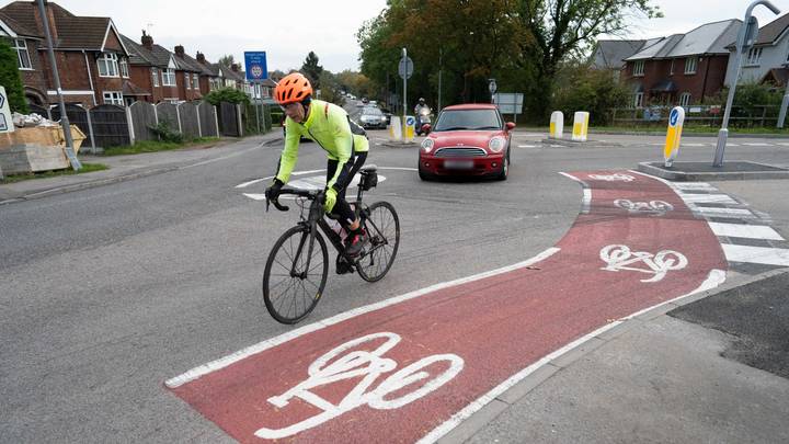 理事会为“英国最毫无意义的循环车道”猛烈抨击，长达10英尺