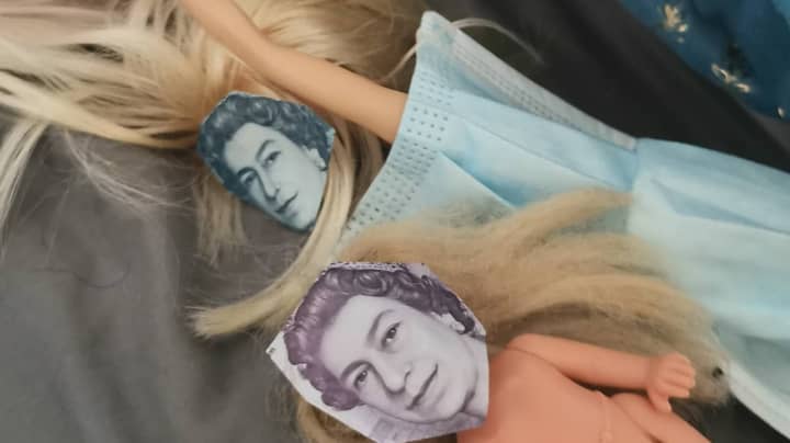 妈妈歇斯底里留下了歇斯底里的，女儿削减了钞票在洋娃娃上使用皇后的脸