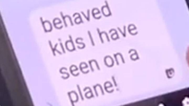 妈妈抓住其他乘客发短信的关于孩子在飞行中的行为
