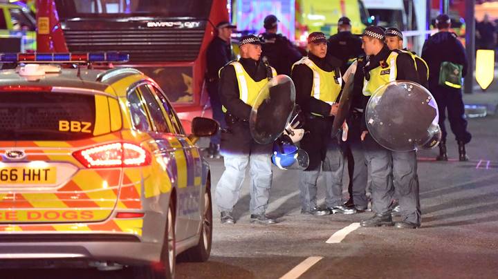 英勇的下班警察在伦敦恐怖袭击中受伤