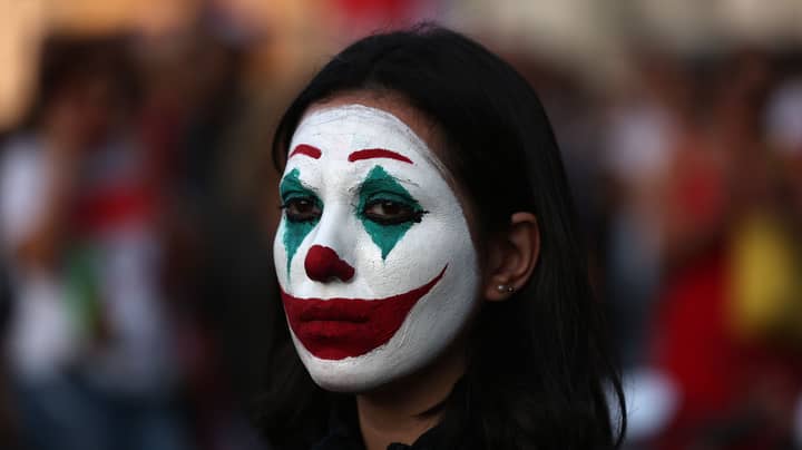 贝鲁特的抗议者正在像Joaquin Phoenix的小丑一样绘画他们的脸