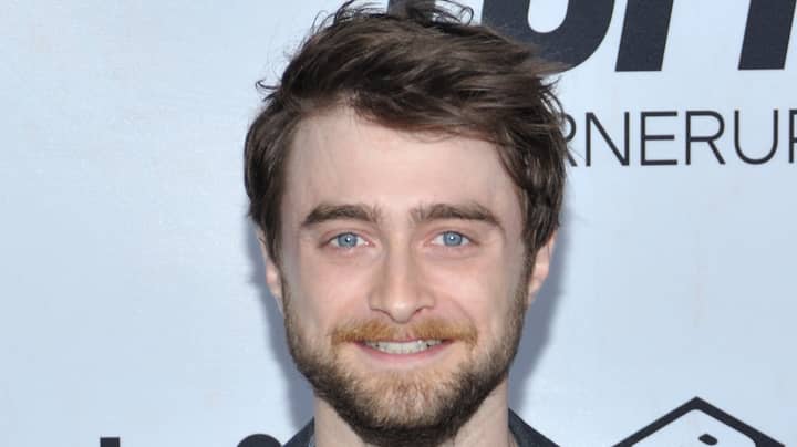 丹尼尔·拉德克利夫（Daniel Radcliffe）在他的最新电影中的照片中看起来很奇怪