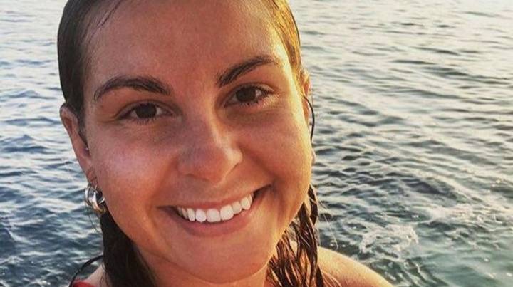 赤裸上身的日光浴者在英国裸体主义者海滩上救了三名溺水的妇女