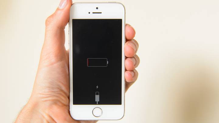 苹果用户抱怨iOS 11.4正在杀死他们的电池“width=