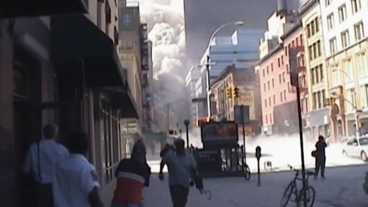 9/11录像显示瞬间商店老板从灰尘墙壁上救了女人
