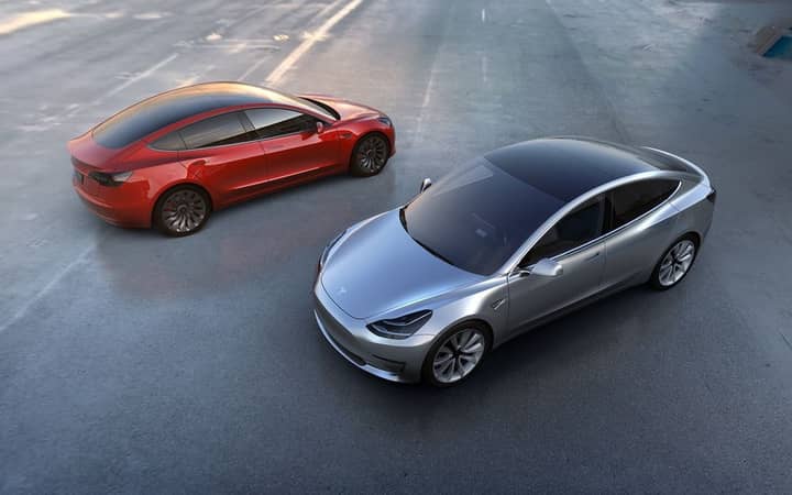 埃隆·马斯克（Elon Musk）揭示了特斯拉模型3，这是汽车的未来