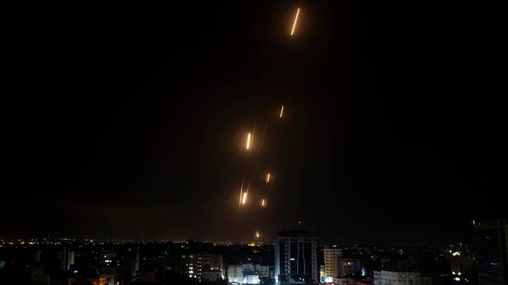 随着以色列和巴勒斯坦之间的紧张局势升级，在特拉维夫发射了数十枚火箭