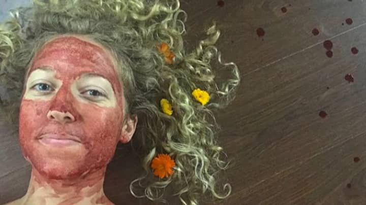 女人在脸上涂抹月经血，以表明它很漂亮
