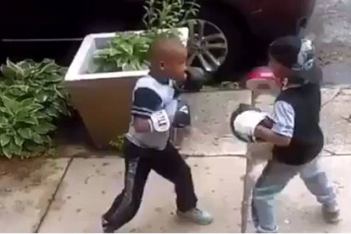 视频：这个小小伙子看起来像他可以击球两次他的年龄