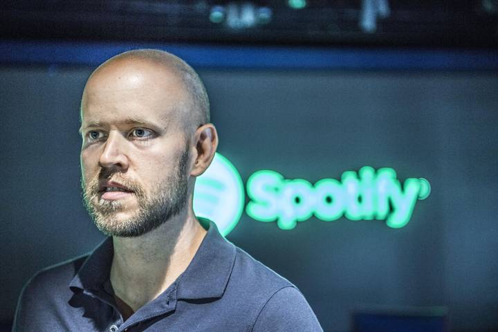 Spotify首席执行官Deffess Company的Joe Rogan Stance继续进行反弹