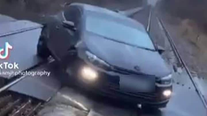 警方调查铁轨上汽车的“愚蠢”的Tiktok视频