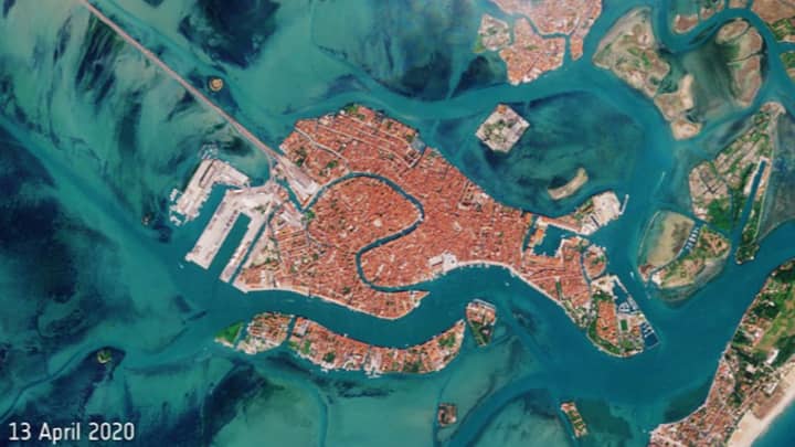 卫星照片显示了威尼斯的水道如何“width=
